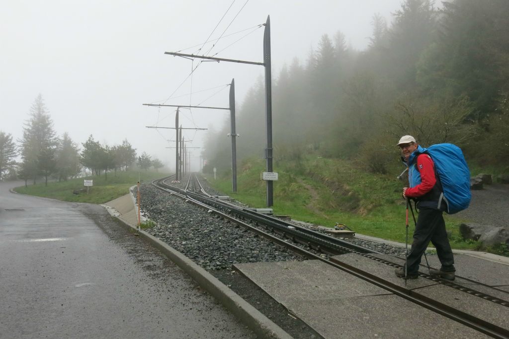 Il n'y a pas de train à crémaillère à cause du confinement et il n'y a pas de touristes marcheurs à cause du temps